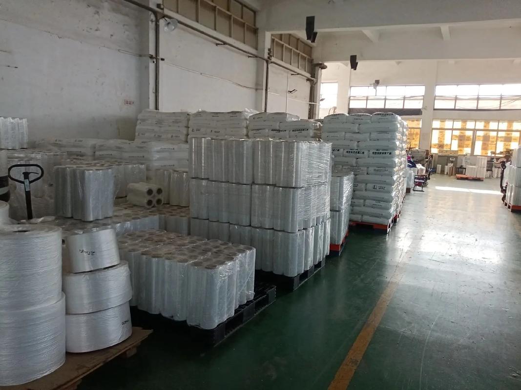 晨光中的工業(yè)脈動(dòng) 探訪塑料包裝材料生產(chǎn)車(chē)間實(shí)景